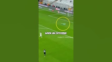 Kiper ini cedera saat lawan menyerang