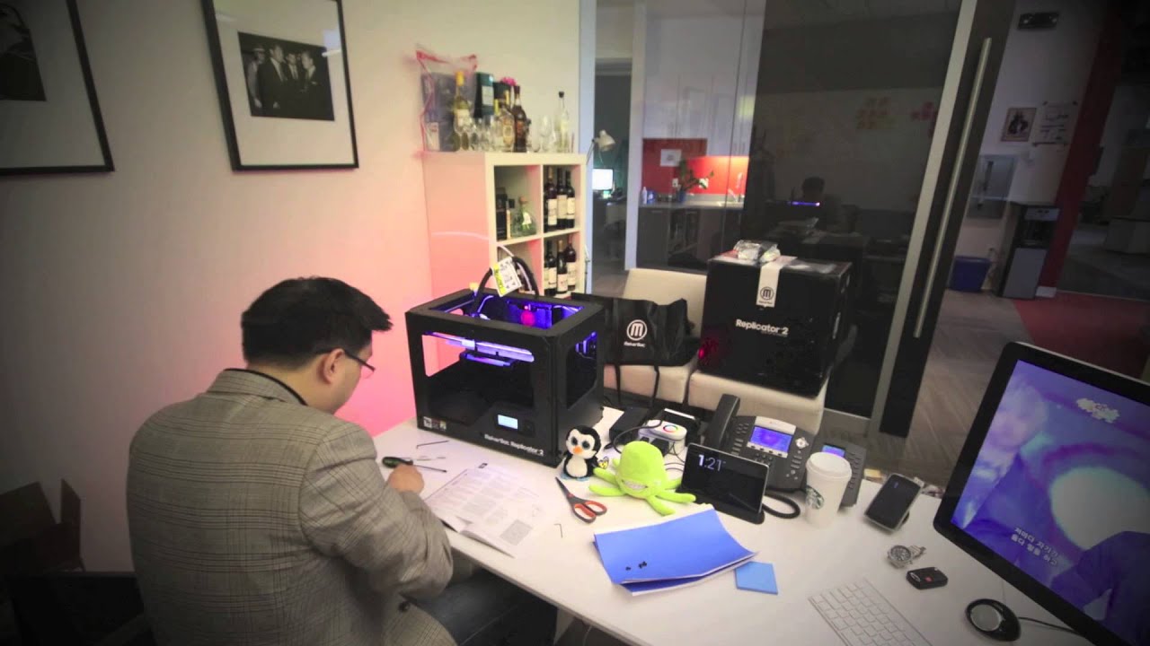 Deloitte Digital - 3D MakerBot Replicator 2 Unboxing & Printing