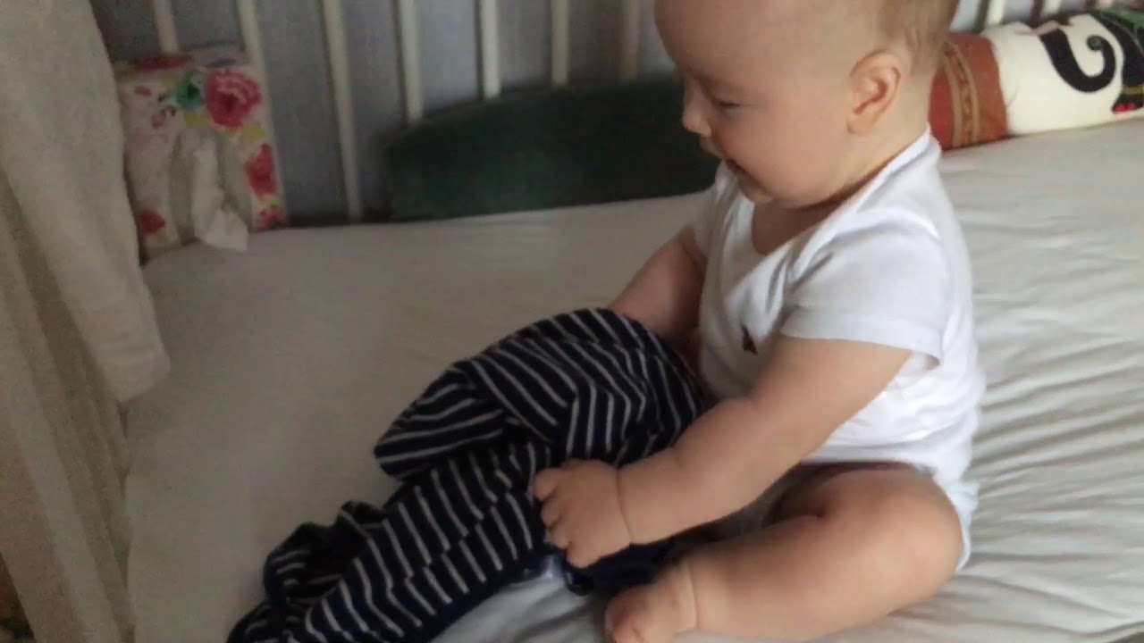 Мой ребёнок учится сидеть - YouTube
