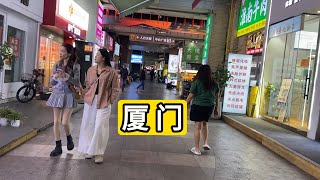 夜逛福建省厦门市思明区明发商业广场 给我整笑了 独特的设计 法国的凯旋门 海上的大船都搬到了这里 斗兽场式的圆环步行街  Explore Xiamen City Nightlife Of China.