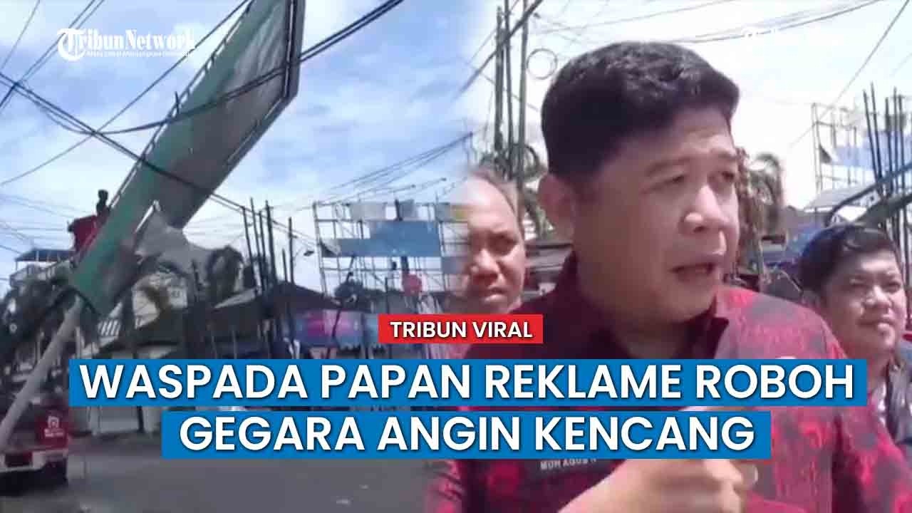 Dua Papan Reklame Roboh Diterpa Angin Kencang di Jalan KH Wahid Hasyim Gowa