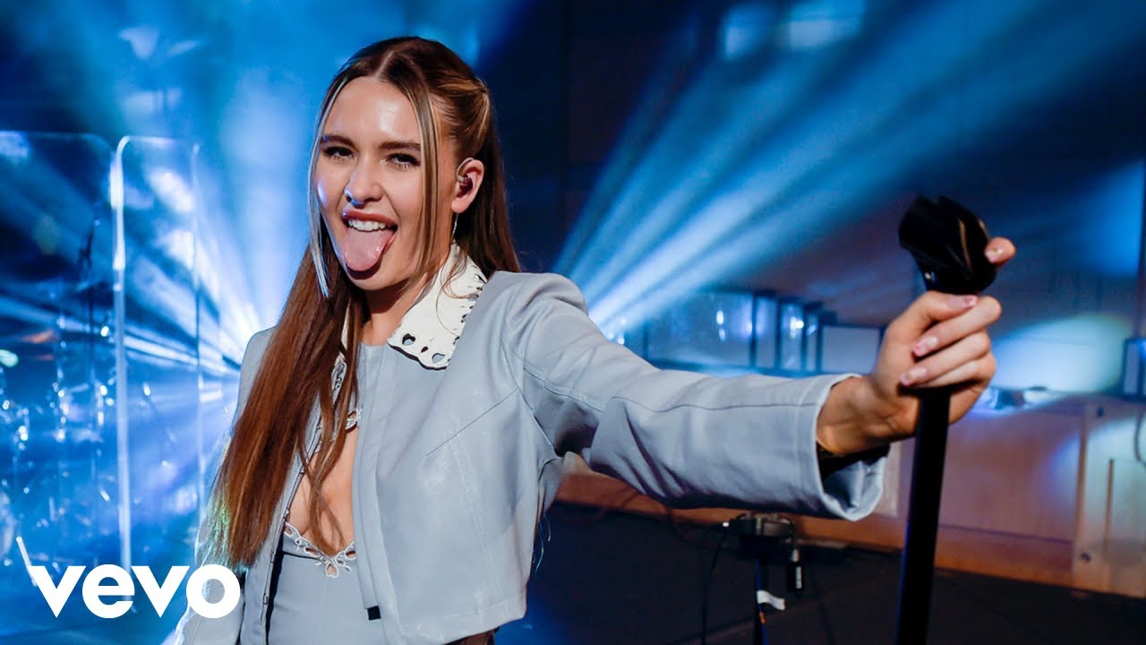 Mimi Webb – STAY (The Kid LAROI cover) in the Live Lounge