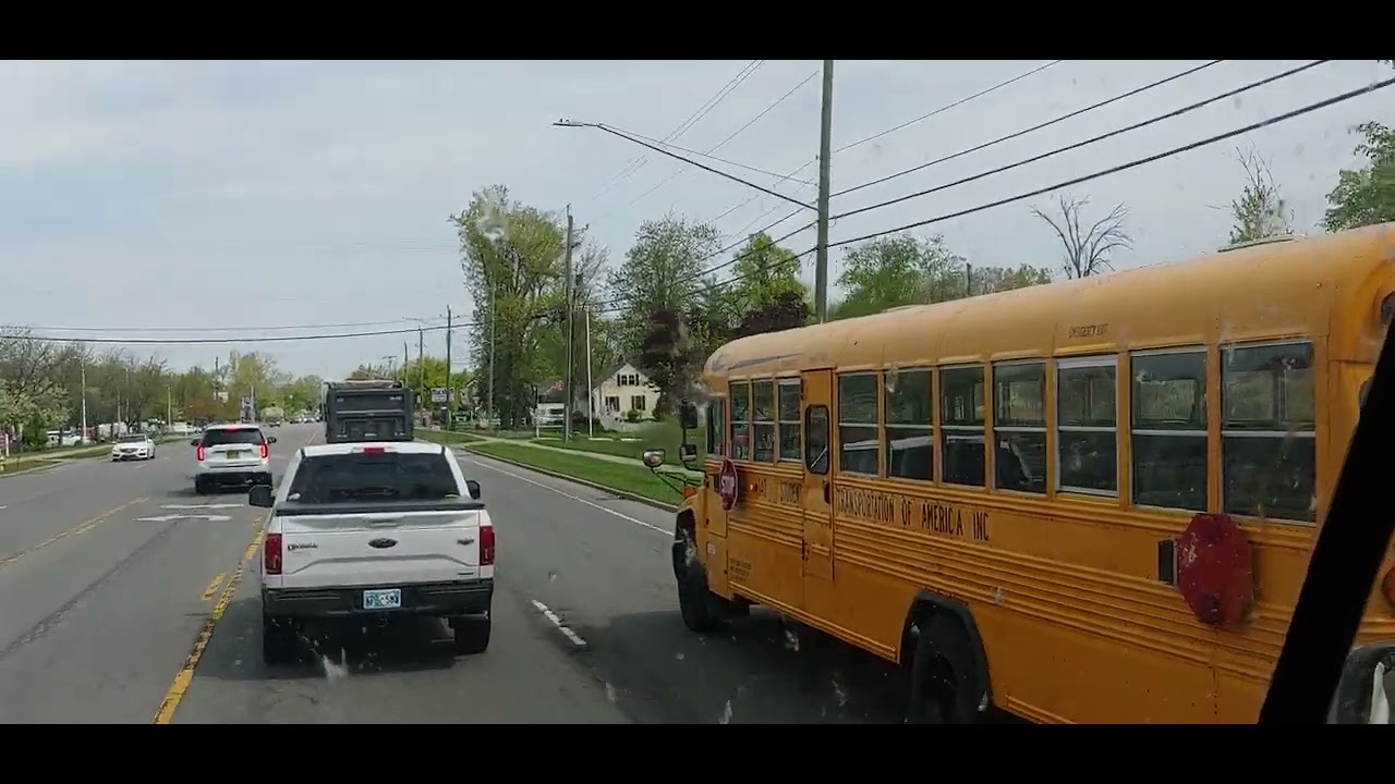 Insane bus driver driving on the shoulder in Clarence NY - YouTube