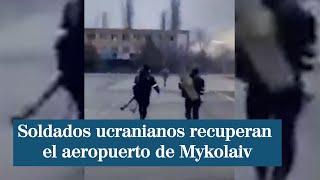 Soldados ucranianos recuperan el aeropuerto de Mykolaiv