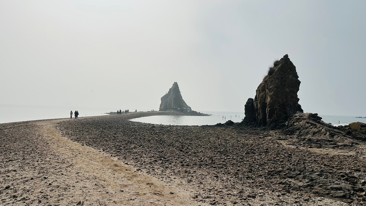 등대와 매바위가 보이는 제부도 겨울바다