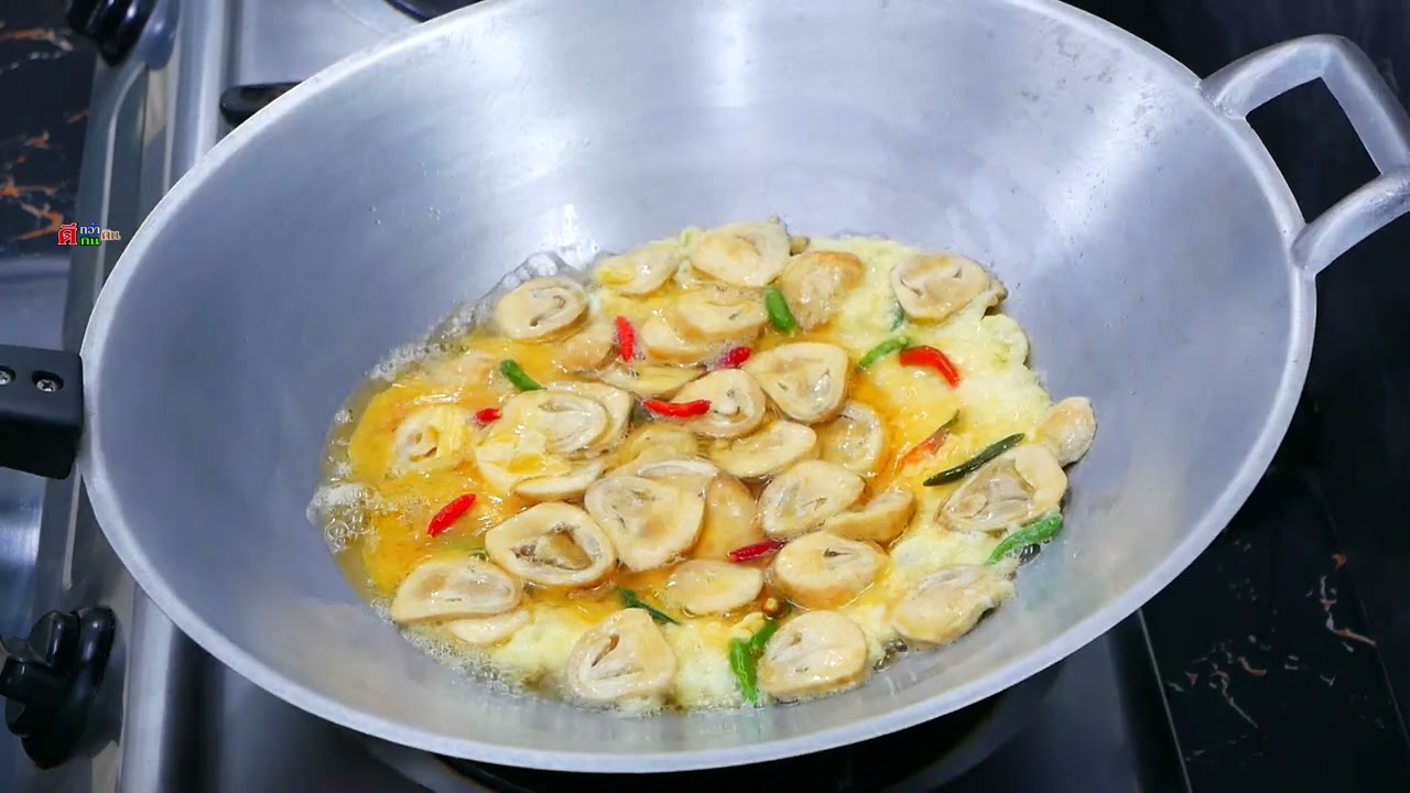 ไข่เจียวเห็ดฟาง อมน้ำมันน้อยๆ หอมนุ่มอร่อย อมตะ ไม่รู้ลืม