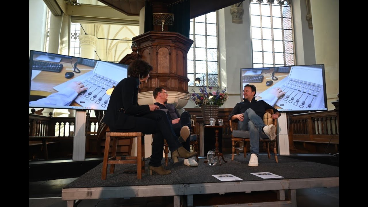 Joost Vullings en Xander van der Wulp in gesprek bij de Hooglandse