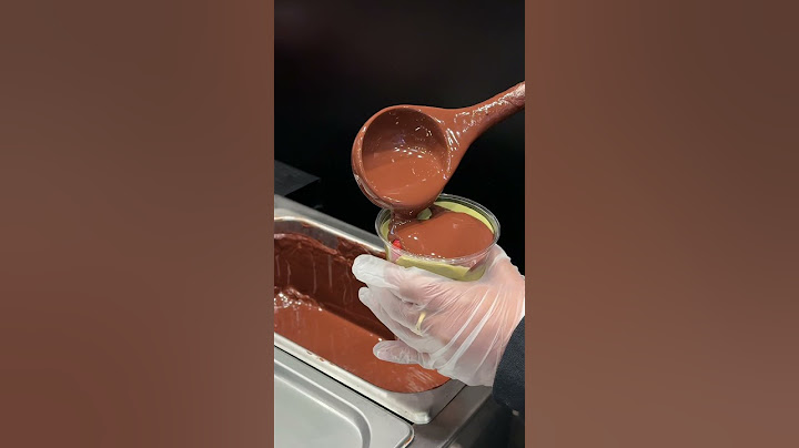 Trying the viral Dubai chocolate strawberries in nyc #foodie #nyc #nycfood #foodreview