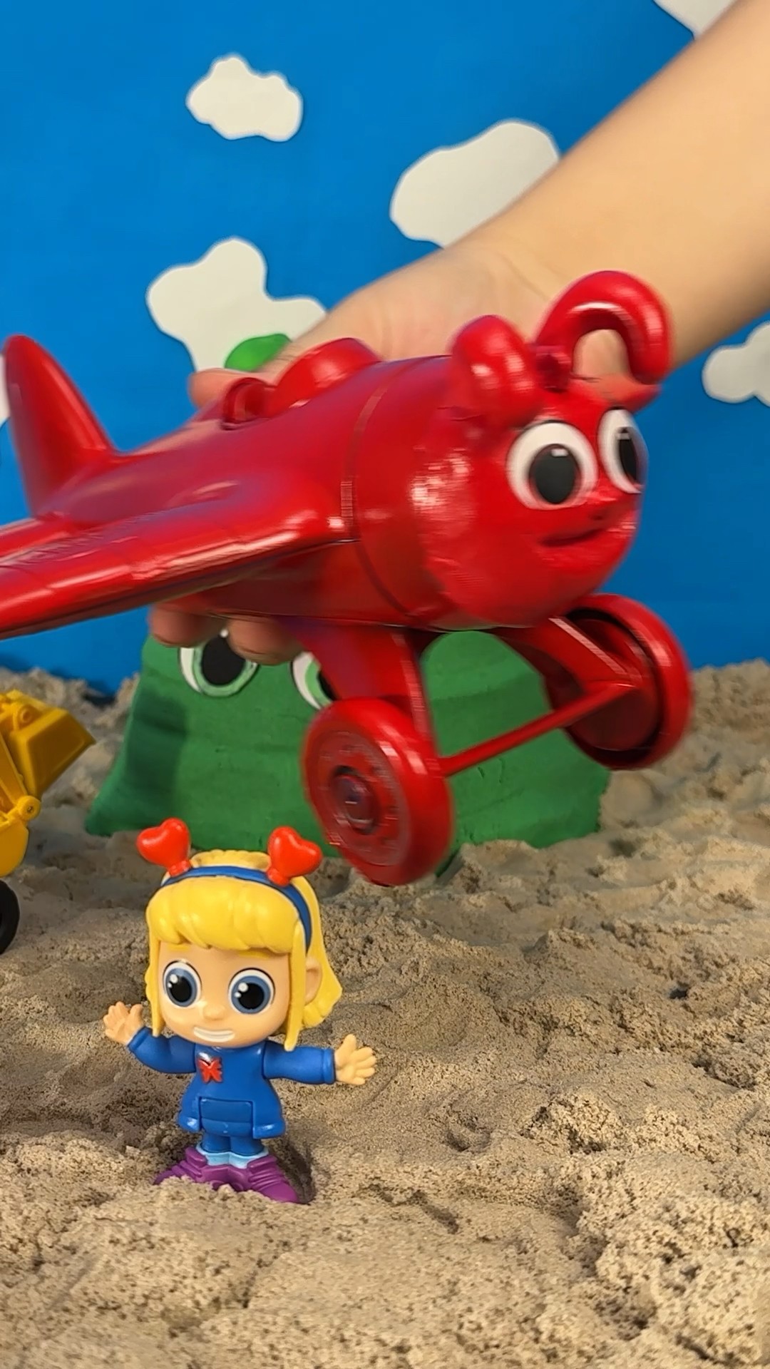 Play in the sand with Morphle toys ??? #morphle #kids #sand #play