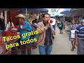 Comprando todos los puestos de tacos para regalarle a la gente