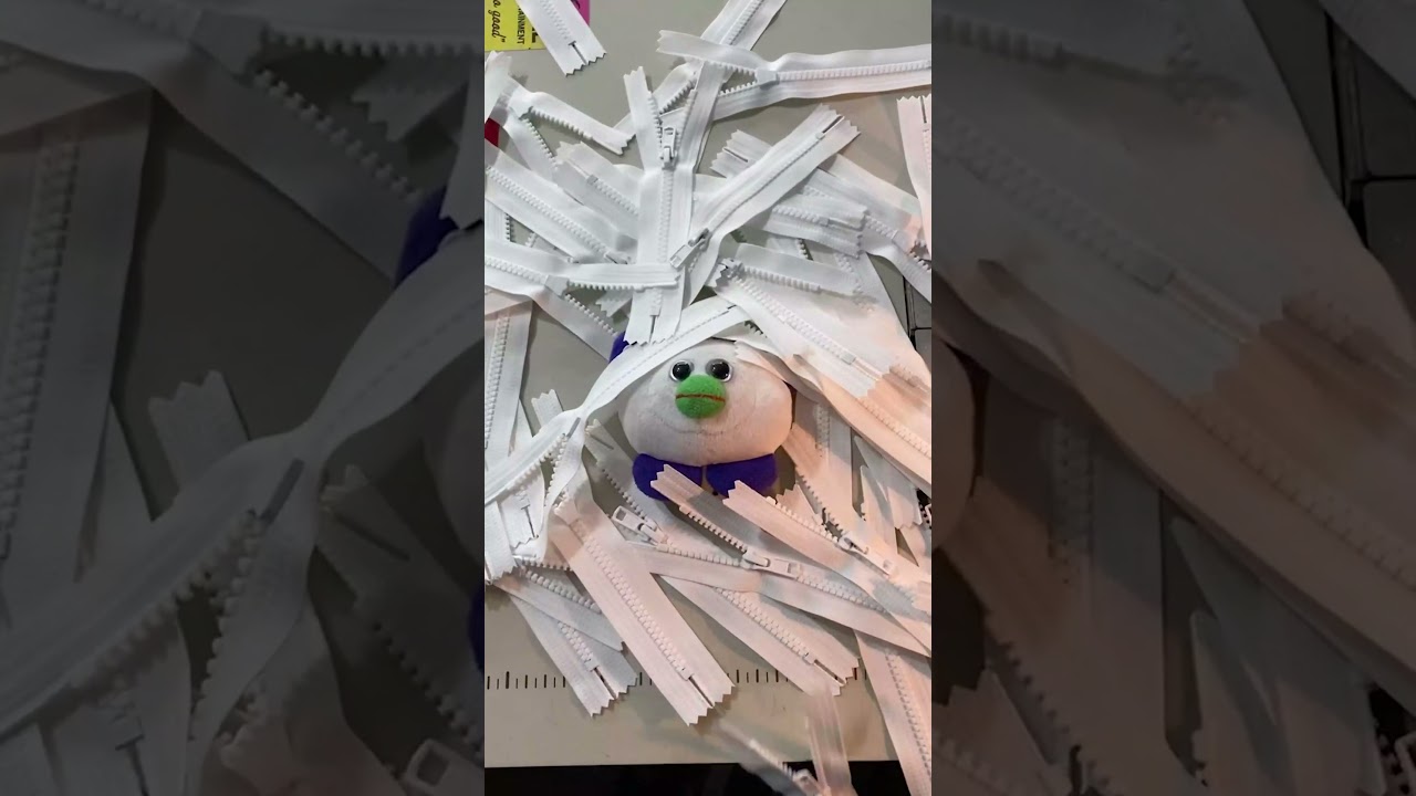 Making the new itemLabel OuiOui carrying bag