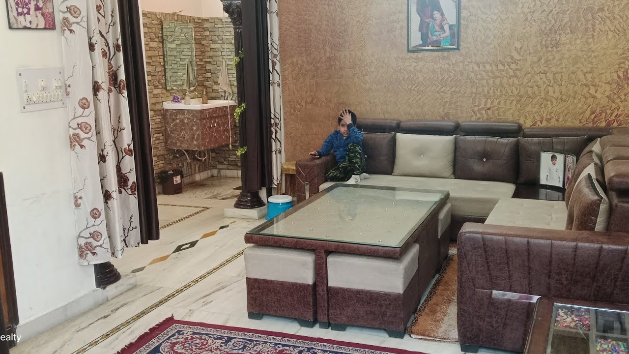 120 Gaj का 3 BHK Luxurious Park Facing flat for sale in Laxmi Nagar