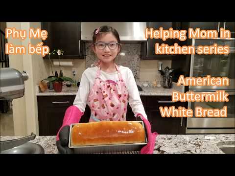 Phụ mẹ làm bếp - helping Mom in kitchen making American Buttermilk White Bread