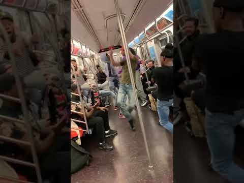 Video: La Metropolitana Di New York Assicura Che Le Donne Incinte Siedano Sul Treno