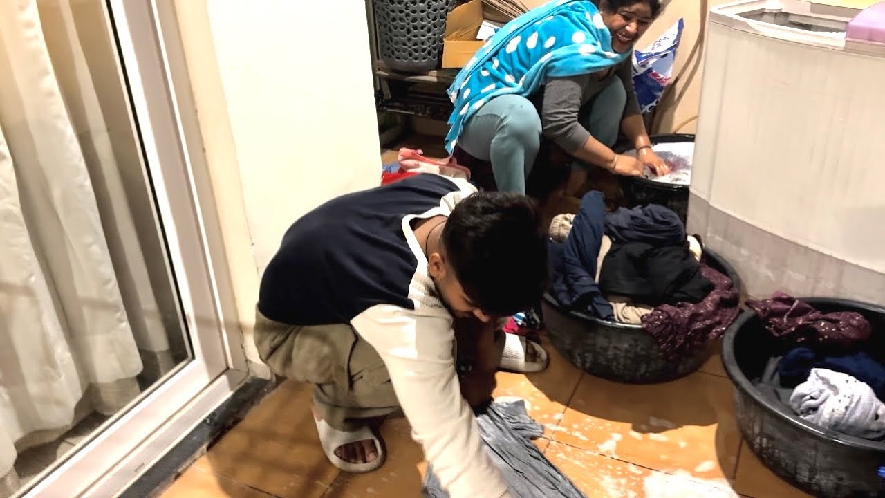 Washing machine kharab ho gyi to khud kapda dhona pada