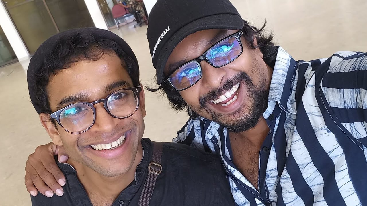 Hiran Abeysekera arrives from London to join protest මචංල ඔන්න ආව, අපි හම්බ වෙමු ගෝල්ෆේස් එකේදි