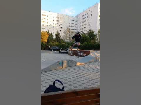 Девочка на трюковом самокате