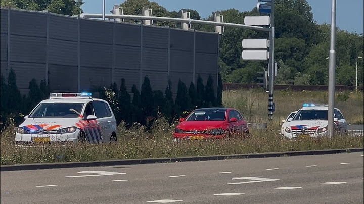 ONGELUK TUSSEN AUTO EN MOTOR POLITIE BEGELEID VOERTUIG VAN ONGEVAL IN UTRECHT - Leidsche Rijn