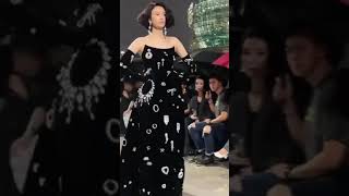 Попробуйте иначе использовать украшения из своей шкатулки, как Balenciaga #украшения #fashion