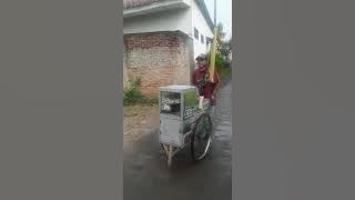 tukang cilok asli Sunda dengan ciri khas suara merdu