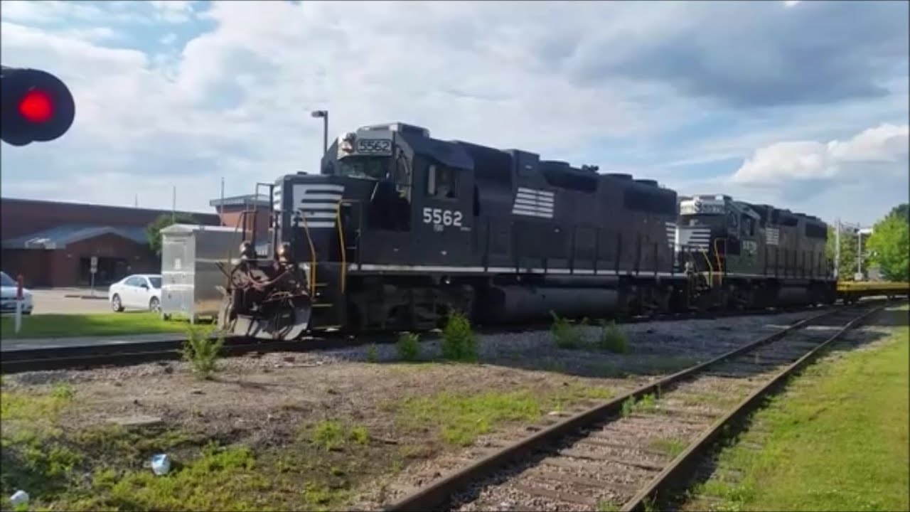 2 [FURX] GP38-2’s 5562 & 5579 Lead Y205-02 Into the old yard W/DoDx ...