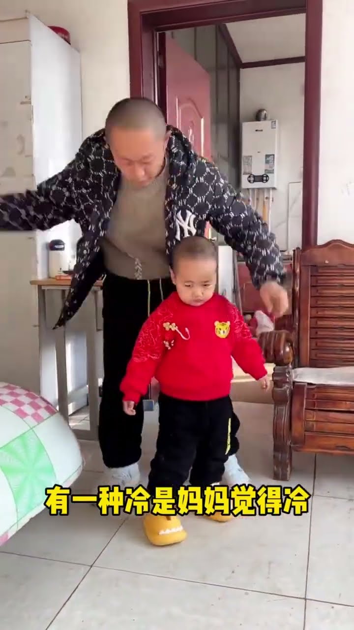 有一种冷是妈妈觉得你冷，猜猜穿了多少件衣服！#funny#Cute#呆萌小米宝