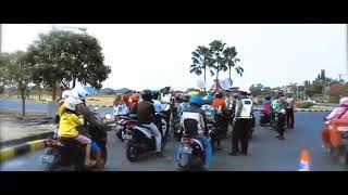 Kampanye Wajib Pakai Helm Ala Demam Masuk Pak Eko oleh Polres Gresik screenshot 4