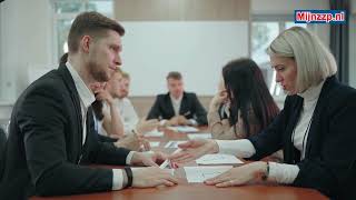 What does a marketing analyst do