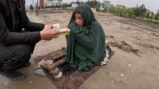 阿富汗小女孩冰雨中被凍成雕塑用雙臂抱緊自己試圖給冰冷的身子一點溫度看到中國小伙她漸漸露出了微笑