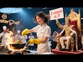 بمسابقة الطبخ الكل استصغروا غسالة الصحون ما دروا إنها أقوى شيف حتى الملك ترج اها تطبخ له بمسابقة الطبخ الكل استصغروا غسالة الصحون ما دروا إنها أقوى شيف حتى الملك ترج اها تطبخ له