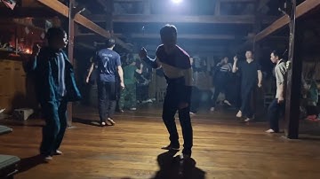 nhảy bói của người dao áo dài