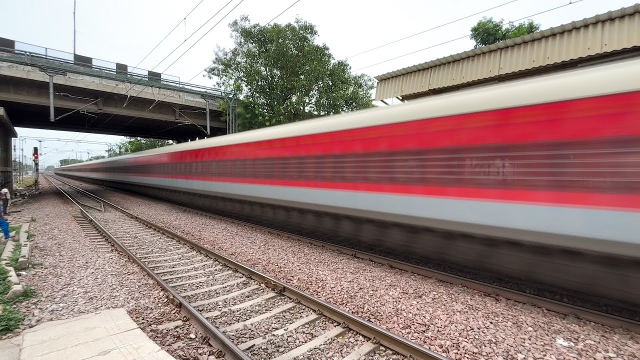 Red beast WAP4 on rampage! Uttarbanga+Double Deckar+Shaktipunj+ Karnavati attack BLAE at 130 Kmph