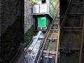 この列車 なぜか上りながら水を捨てています