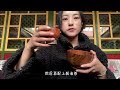 藏族姑娘卓玛示范糌粑吃法，西藏美食用手抓，汉族人吃会拉肚子