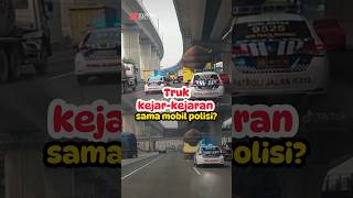 Truk kejar-kejaran sama mobil polisi?