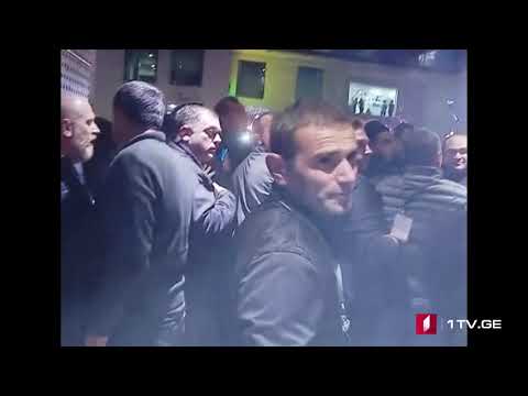 კინოთეატრთან, სადაც „და ჩვენ ვიცეკვეთ ჩვენება“ უნდა გაიმართოს, პიროტექნიკა ისროლეს