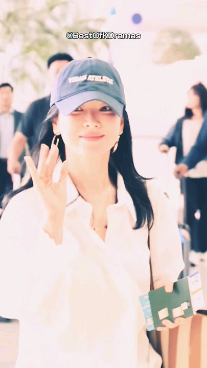 Song Hye Kyo looking flawless as always 😍❤ #shorts #songhyekyo #koreanactress #kdrama #airport