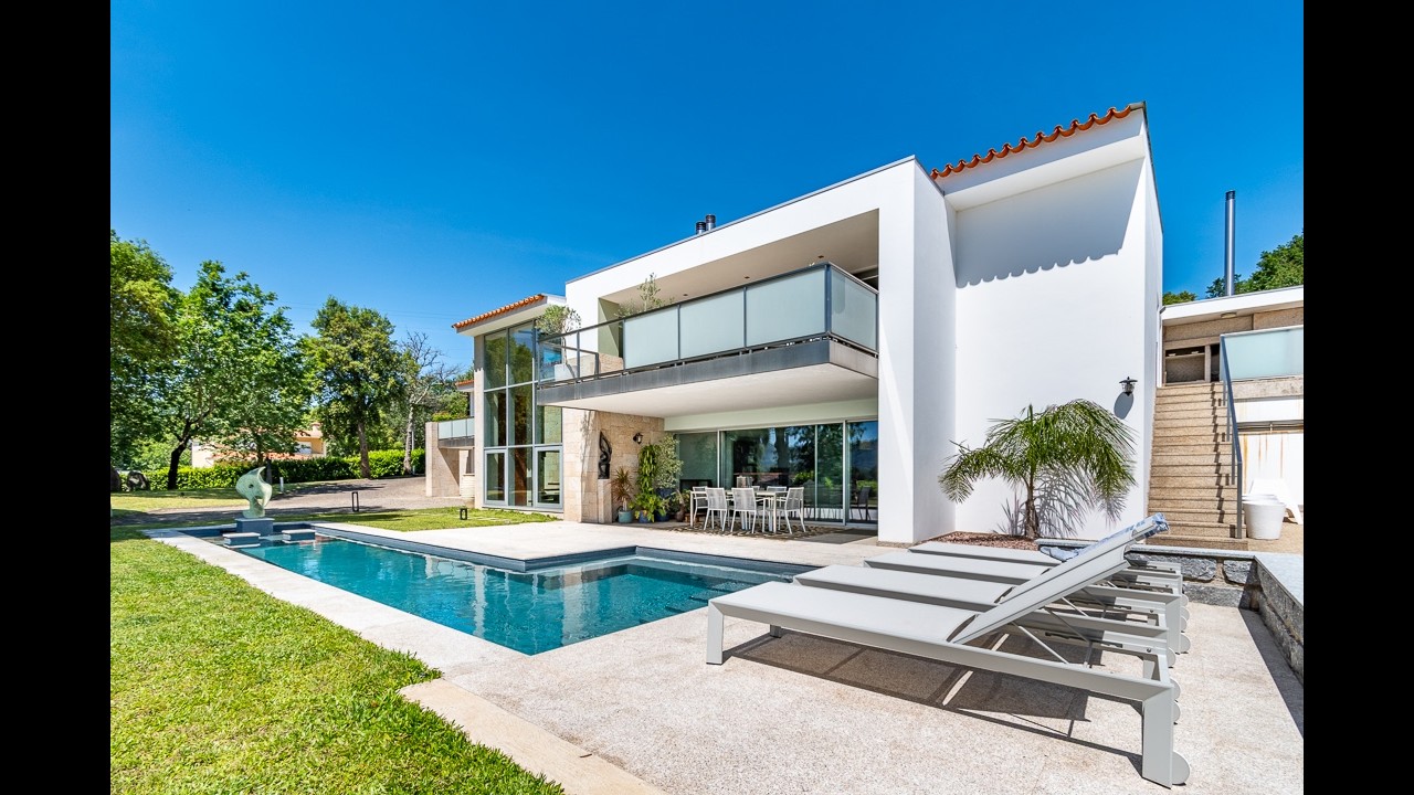 Exquisite 4-Bedrooms Country Retreat with Breath Taking Views, Gardens and Swimming Pool