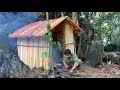 Làm nơi trú ẩn bằng cây chuối khi mưa lớn kéo dài