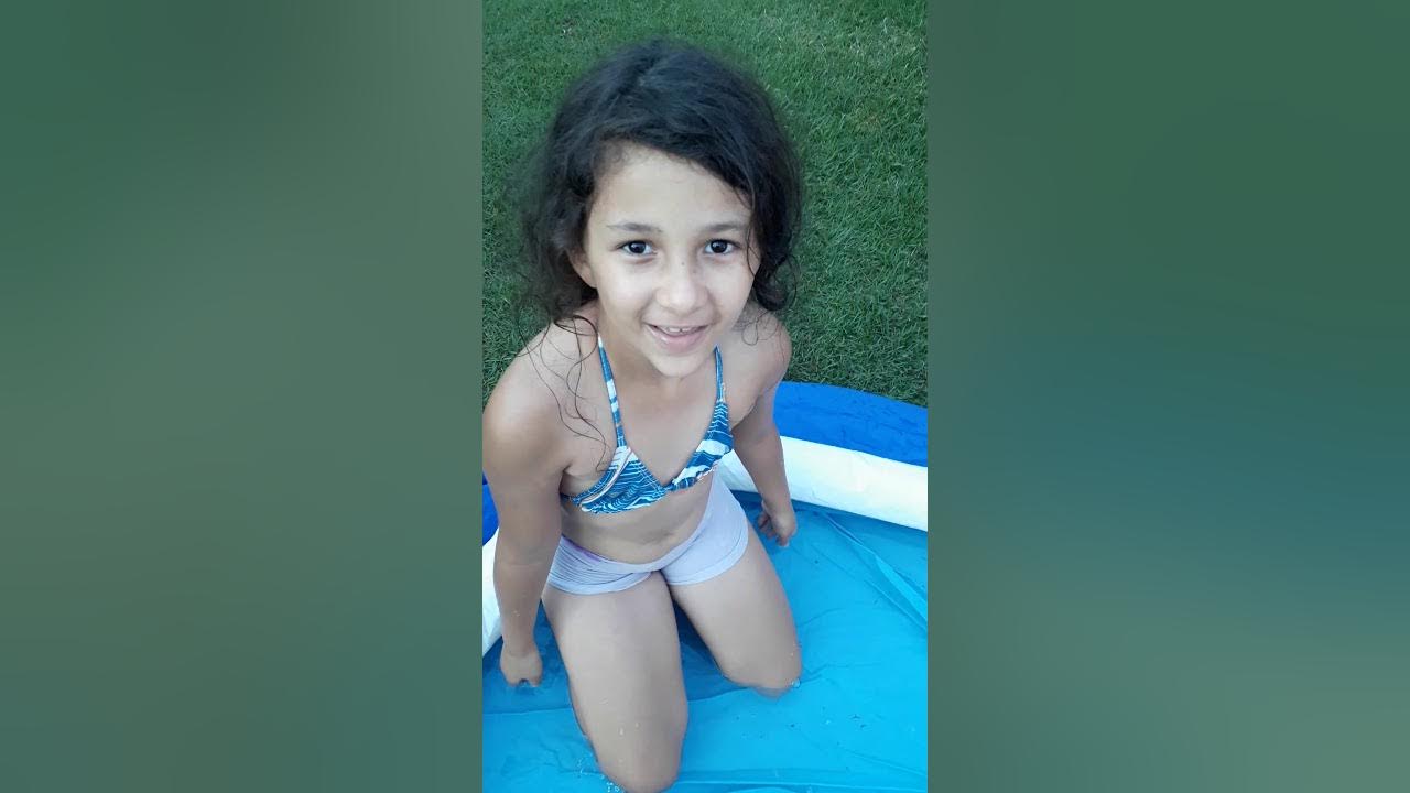 tomando banho de piscina às 6 horas da manhã