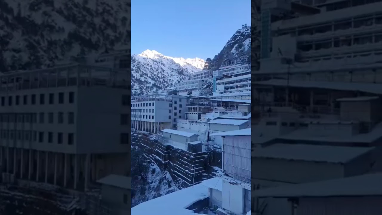 ❄️ बर्फ़ में ढका माता वैष्णो देवी भवन 🙏 ऐसा दृश्य जो आस्था जगा दे | 🔱#vaishnodevi #shorts #snowfall