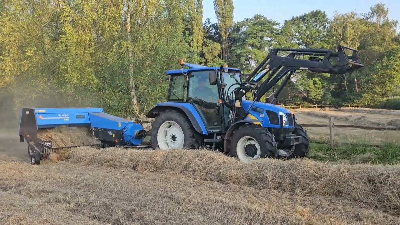 New Holland T5040   -  Fortschritt k434  -  Nederland  balen persen  hooi 2024