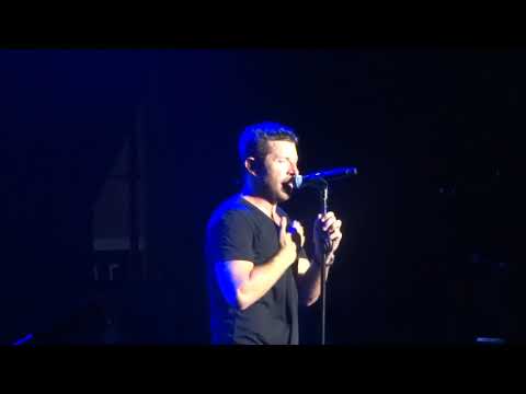 brett-eldredge-sings-"castaway"-live-at-the-pacific-amphitheatre