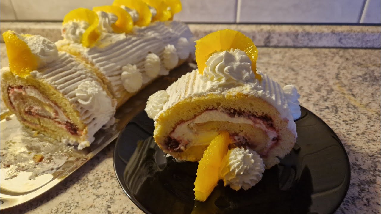 Пандишпаново руло с конфитюр и сметана