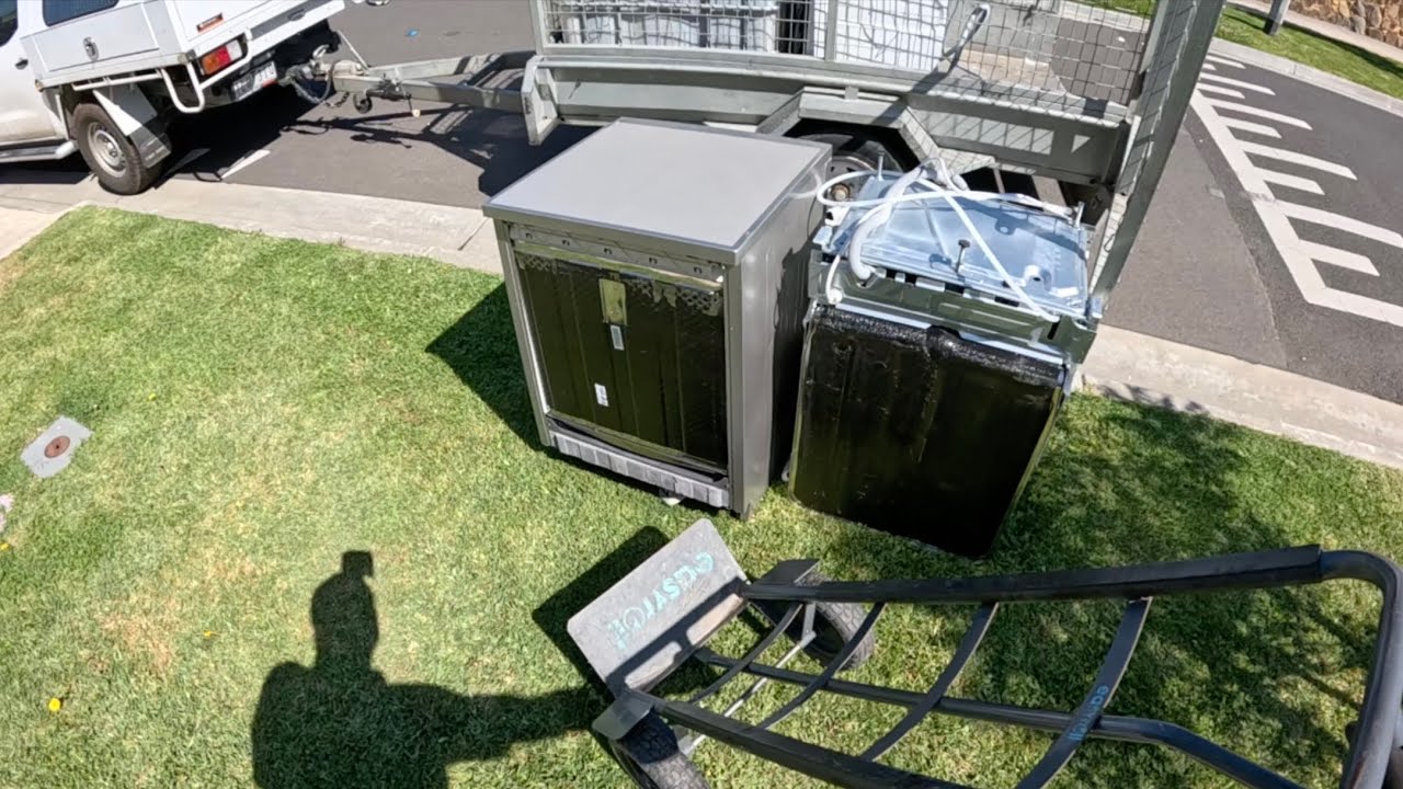 Катается по обочине.