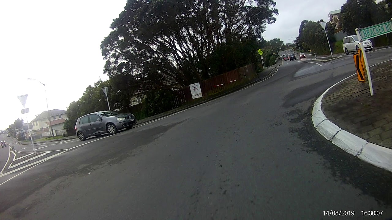 Car failing to give way at roundabout - YouTube