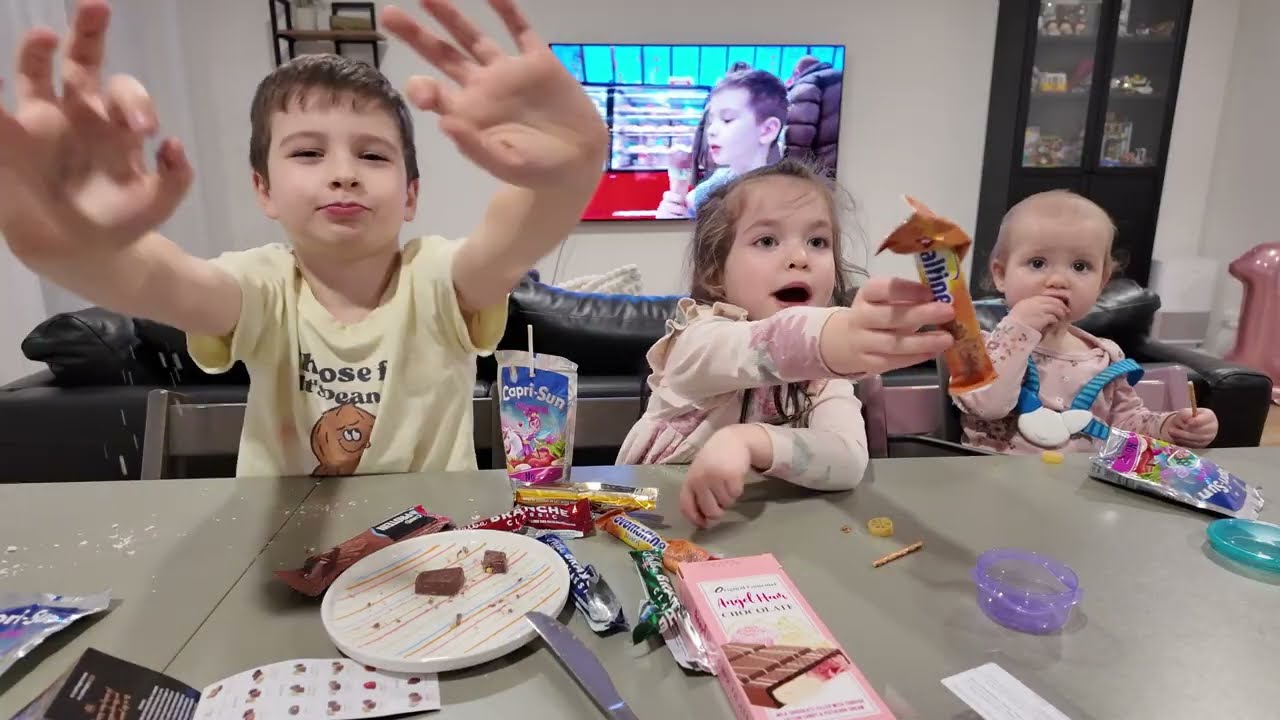 🍫 Пробуємо нові шоколадні смаколики 😋 Наташа та Саша тестують солодощі.
