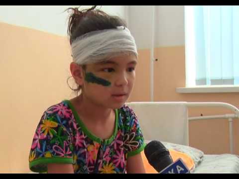 Видео: Молодая женщина отталкивает ребенка и вызывает серьезные переломы