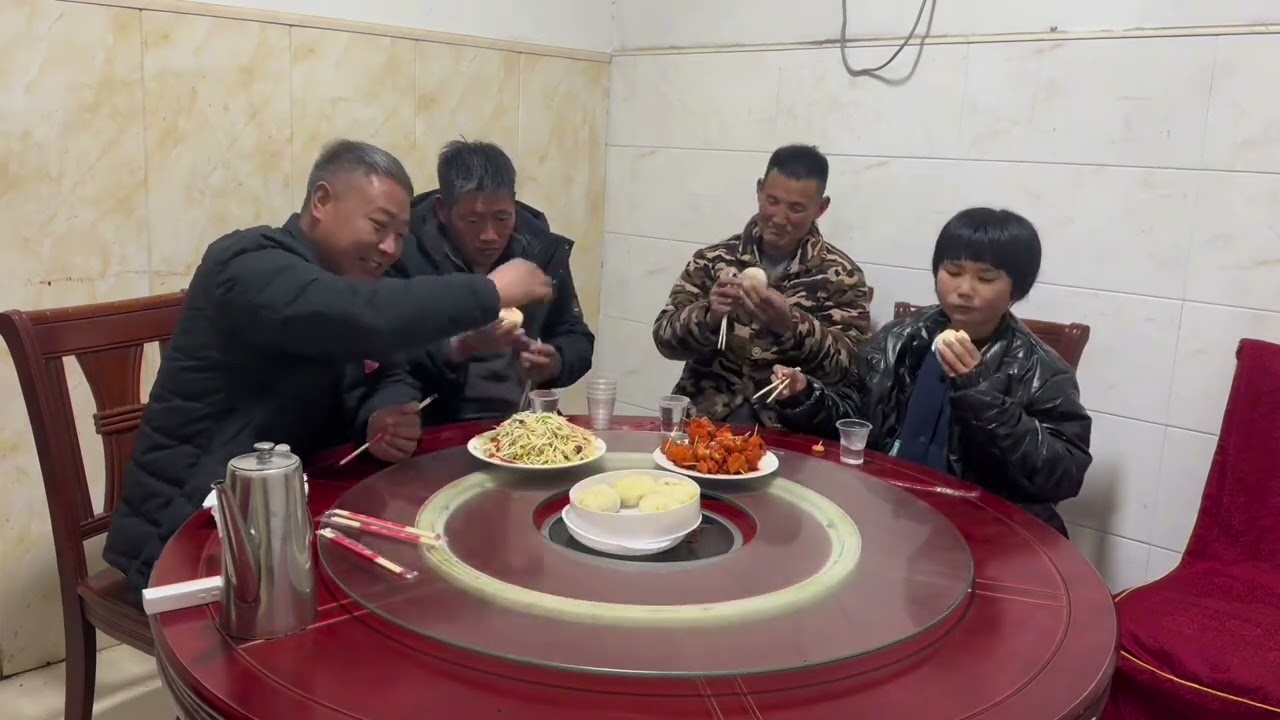 贝贝打扮一下还是漂亮的小女孩，快过年了洗洗澡剪剪头发，打扮一下还是很精神的，峰吃了满满一大盆面条。#记录真实生活 #我的乡村生活 #乡村守护人