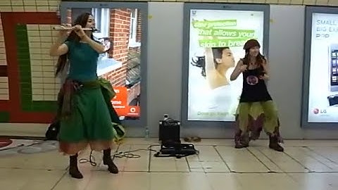 Psytrance with live flute Spinney Lainey busking London Underground/Tube 
